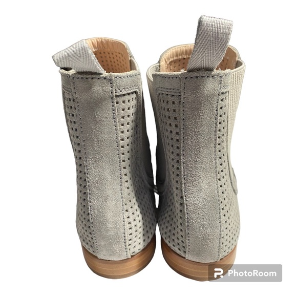 NWOT Pertini Perforated Genuine Suede Ankle Boots Flats Light Grey Size 8 - Picture 3 of 9
